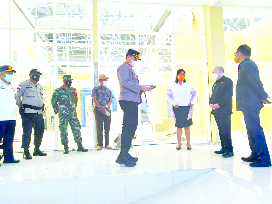 Atap Ruang Tunggu Bandara Siau Rusak Parah